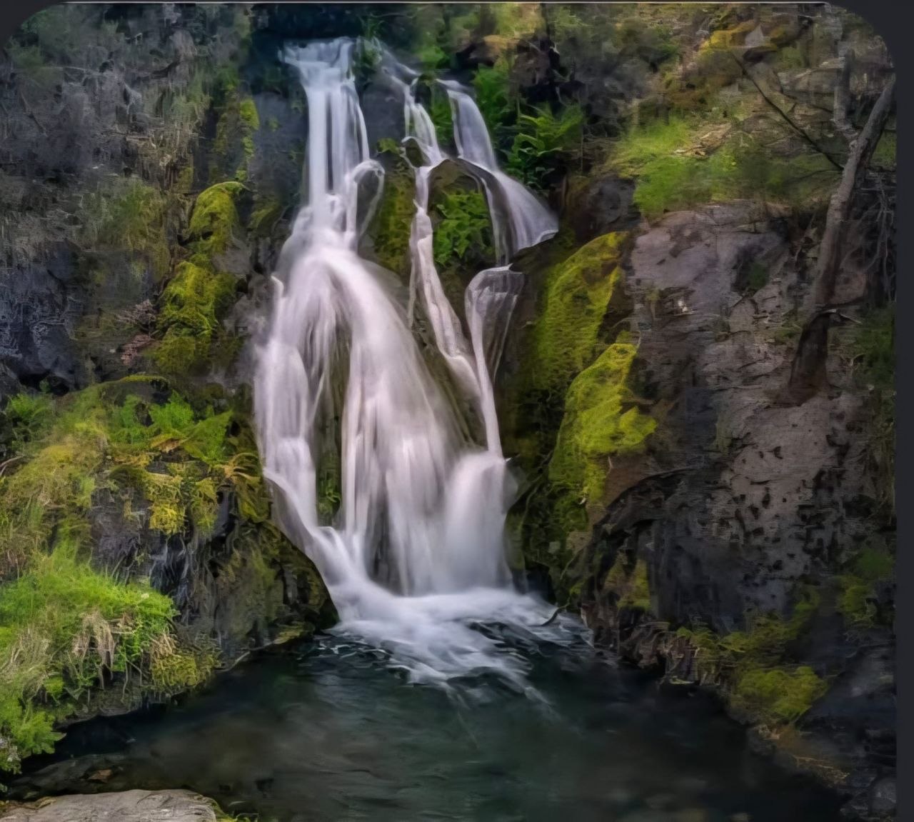 Casas amarillas y cascada en Martín Muñoz de Ayllón