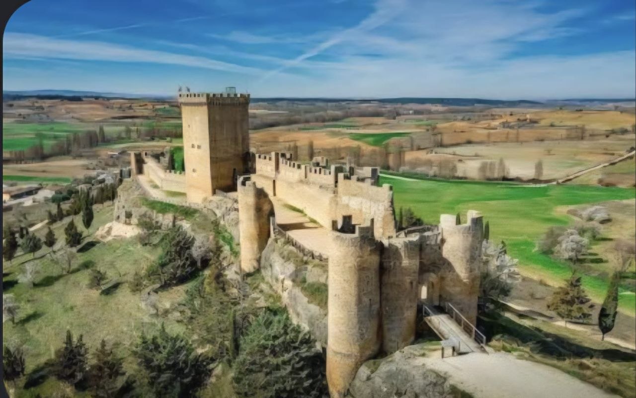 Plaza porticada y castillo de Peñaranda de Duero