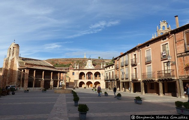 Villa histórica de Ayllón, arquitectura de piedra y sillería roja