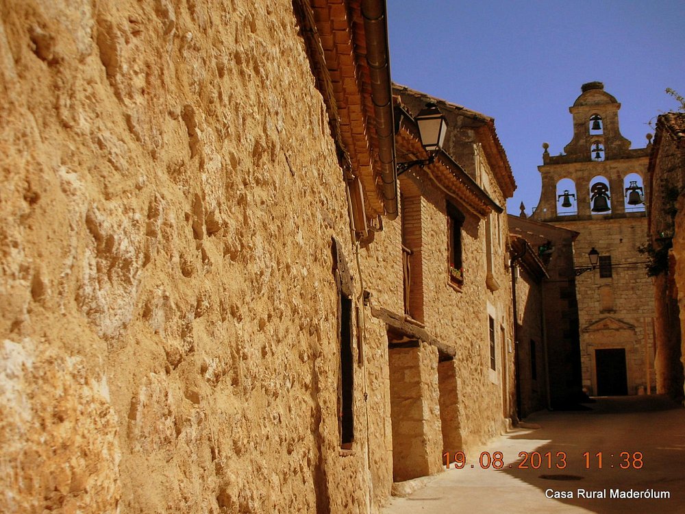 Calle empedrada medieval junto a la entrada de MaderoluM