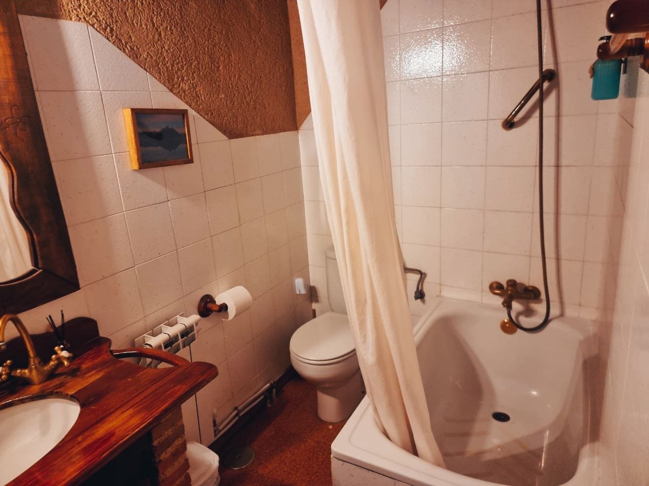 Baño en suite moderno y equipado de la Suite Maderuelo en MaderoluM