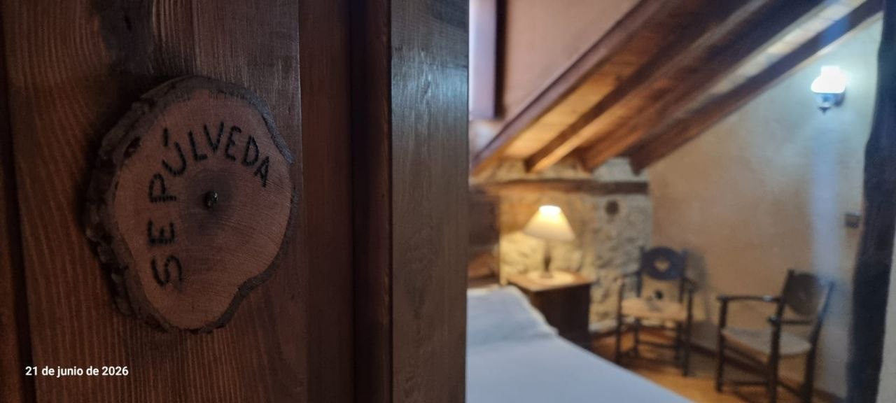 Decoración acogedora y ambiente de descanso en la Suite Sepúlveda de MaderoluM
