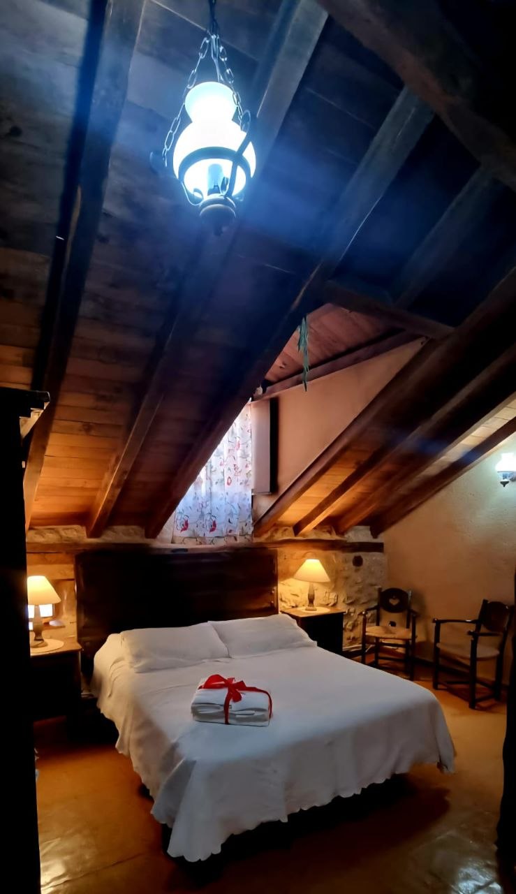Perspectiva de la habitación de la Suite Sepúlveda mostrando su luz natural en MaderoluM