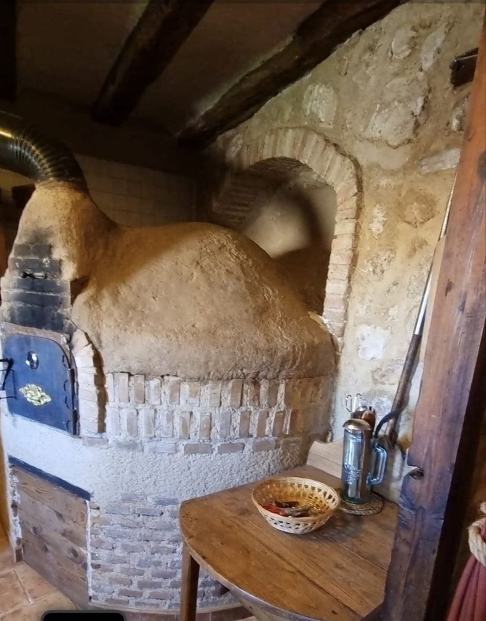 Horno de leña medieval rehabilitado en la cocina de MaderoluM