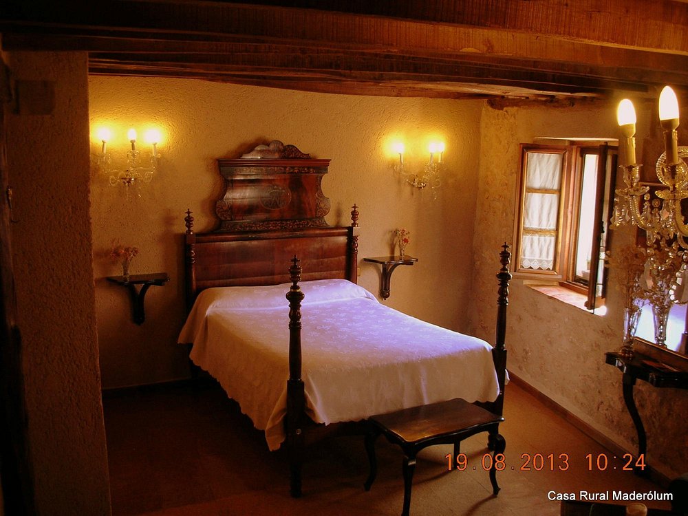 Interior señorial e histórico de la Suite Maderuelo en MaderoluM