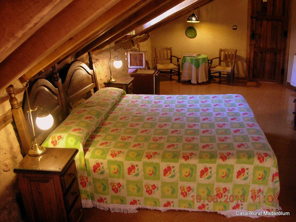 Habitación espaciosa y romántica de la Suite Riaza de la Casa Rural MaderoluM
