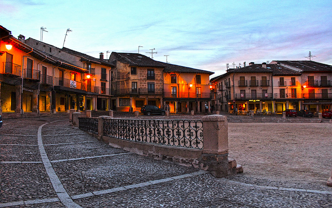 Pueblo de Riaza y su bella plaza porticada