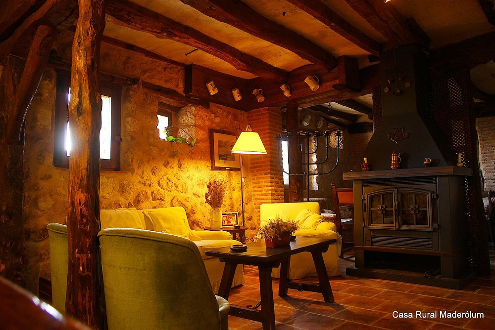 Atmósfera cálida y hogareña del salón noble de la Casa Rural MaderoluM